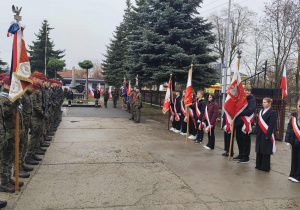 Pocze sztandarowy szkoły podczas składania kwiatów przy grobie Nieznanego Żołnierza na dziedzińcu kościoła