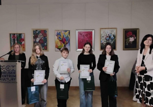 Zuzia, Marianna i Wiktoria stoja z dyplomami za konkurs Eko-pocztówka