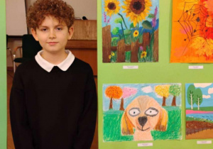 Adam Świątecki przy swojej pracy plastycznej.