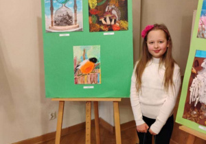 Agatka przy swojej nagrodzonej pracy plastycznej.