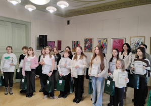 Duża grupa uczniów z dyplomami w doniach. Nagrodzeni w konkursie plastycznym Eko-pocztówka.