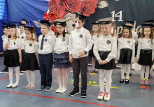 Uczniowie klasy pierwszej podczas występów na scenie.