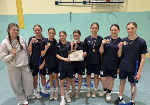 Nasze unihokeistki z dyplomem i srebr5nymi medalami.