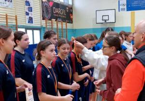 Organizatorzy zawodów dekoruja nasze uczennice srebrnymi metalami.