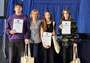 Pani Ewa Świderska wraz z laureatami klasy 8b.