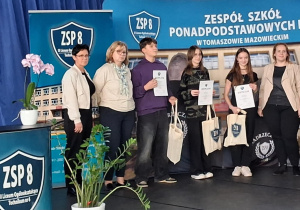 nasi uczniowie podczas obierania nagród.