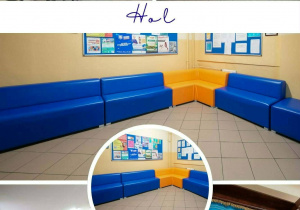 Hol na parterze wejście do szkoły. Gablota z puchrami, sztandar, stoły do tenisa i pufy