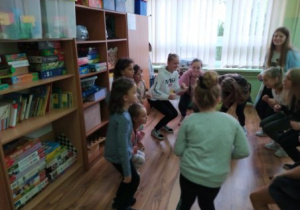 Uczennice z 6 klasy tańczą razem z dziewczynkami z klas młodszych.