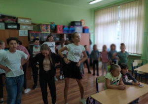 Uczniowie przebywający w świetlicy szkolnej uczą się tańczyć makarenę.