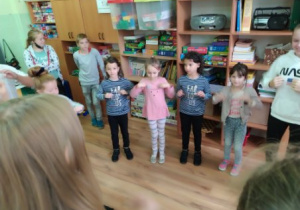 Dziewczynki z klasy 2 tańczą kaczuszki.
