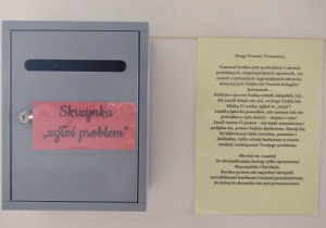 Zdjęcie skrzynki do której mozna wrzucać karteczki z opisem problemu.